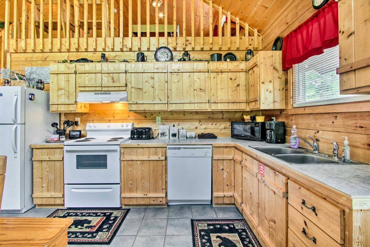 Cabin With Hot Tub And Deck About 12 Mi To Pigeon Forge! Sevierville Eksteriør billede