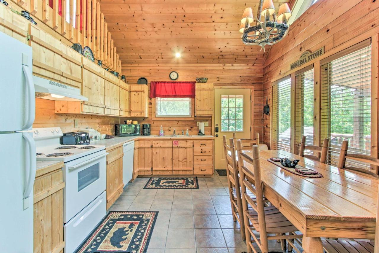 Cabin With Hot Tub And Deck About 12 Mi To Pigeon Forge! Sevierville Eksteriør billede
