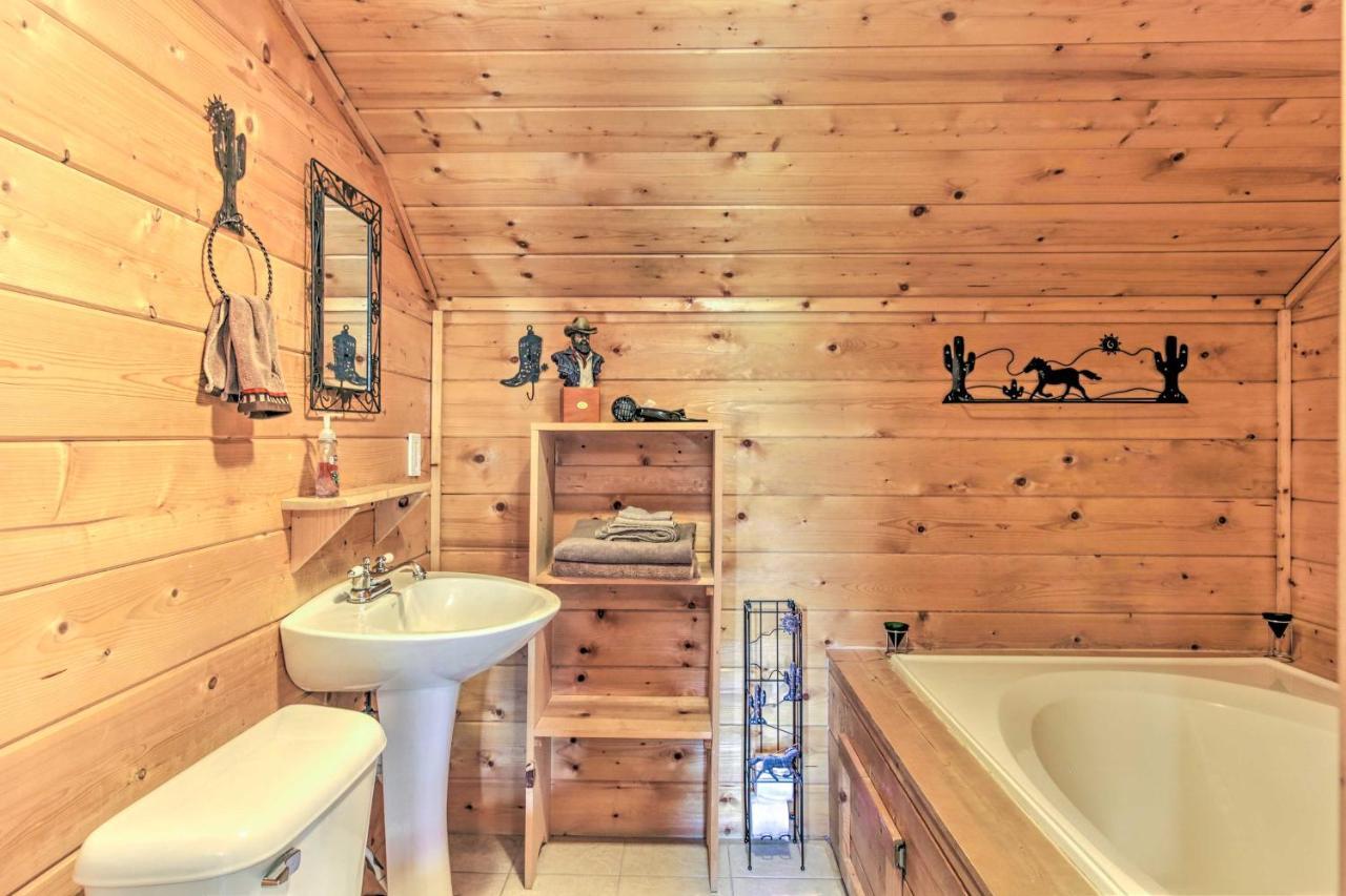 Cabin With Hot Tub And Deck About 12 Mi To Pigeon Forge! Sevierville Eksteriør billede